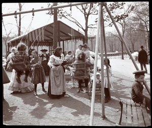 Näkymä naisesta, joka työntää lapsia keinuissa Tompkins Square Parkissa, Arbor Day, New York, 1904 (hopeagelatiiniprintti)